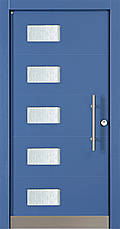 Blaue Holzhaustür mit Sockelblech ungelocht