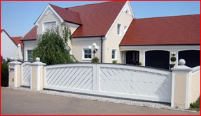 Holztoranlage mit diagonalen Verschalung