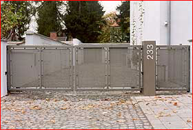 Tor mit Lochblechfüllung