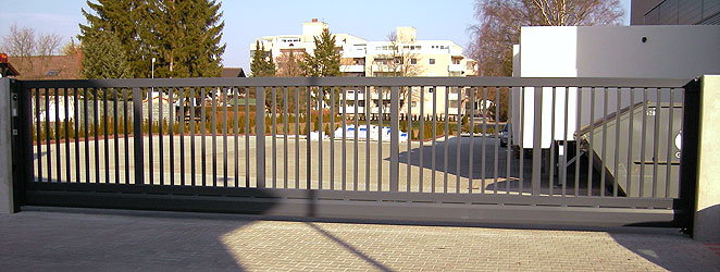 großes freitragendes Schiebetor