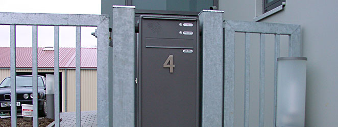 Tor mit Briefkastenanlage Tor mit Briefkastenanlage