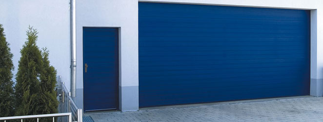 Holz-Sektionaltor mit passender Nebentür