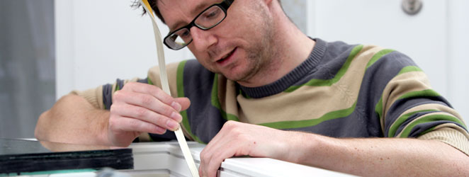 Mitarbeiter beim einlegen der Trockendichtung Mitarbeiter beim einlegen der Trockendichtung